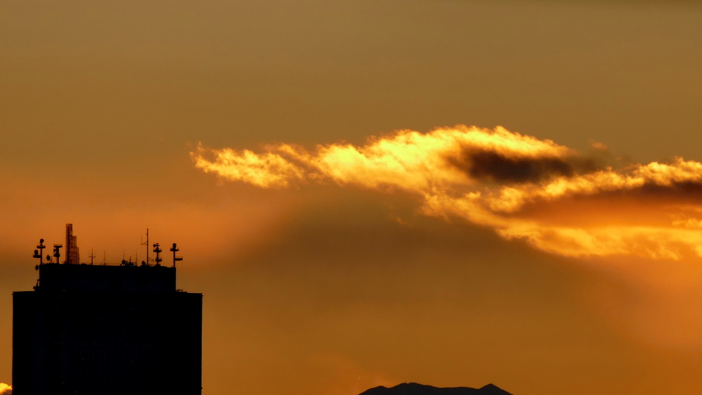 西新井橋から影富士の上の夕焼け雲