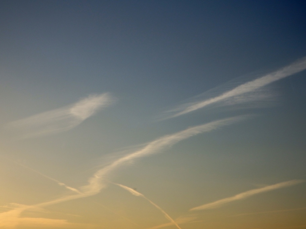夕焼雲はみんな飛行機雲