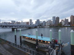 隅田川東武浅草線鉄橋と出港準備の屋形船