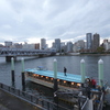 隅田川東武浅草線鉄橋と出港準備の屋形船