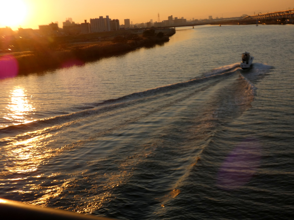 夕日の船、仕事帰りかも