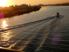 夕日の船、仕事帰りかも