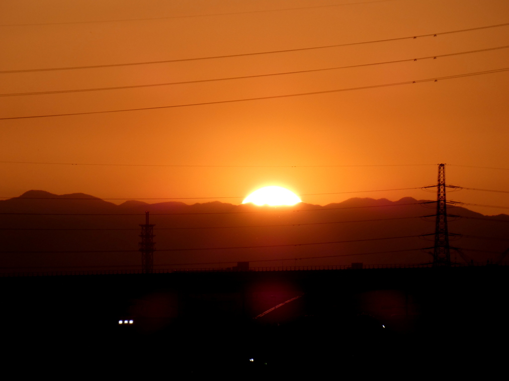 '22.04.16.18:10.白岩山から大平山の間の夕日