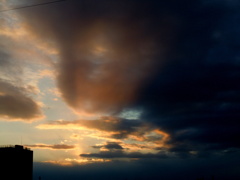 西空の雲と夕日の芸術