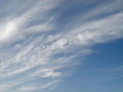 尾竹橋通りの上空の綺麗な放射状の白雲