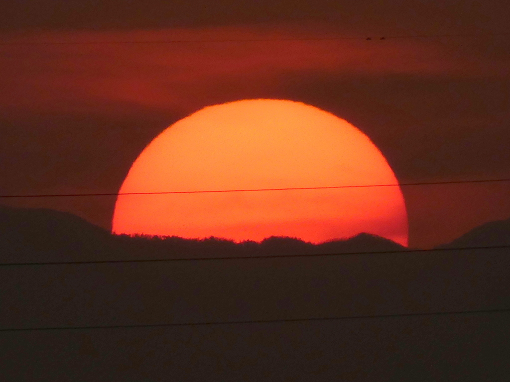 ’22右三宝山に掛かる大きな太陽