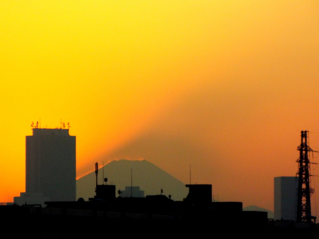 落日直後の富士山と二段の影富士