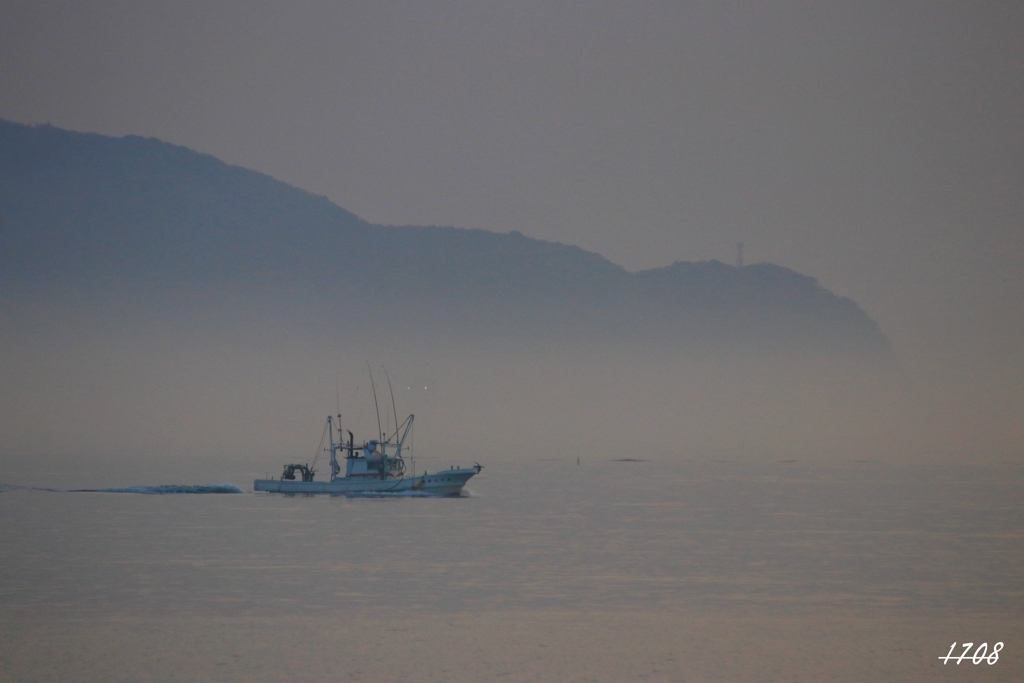 早朝の海・漁場へ 3/3