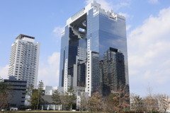 うめきた公園にてビルにビルが映り込んでたので