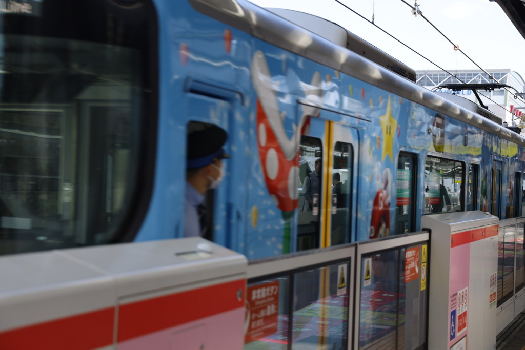 JR新今宮駅にてラッピング車