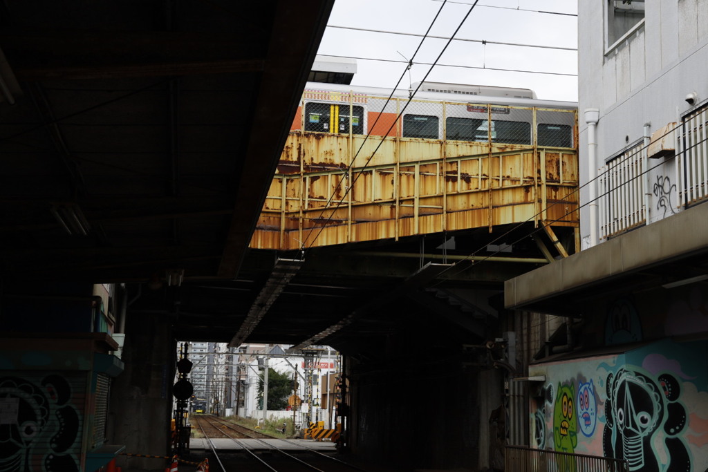 阪堺電気軌道新今宮駅前にて高架はJR新今宮駅に電車が
