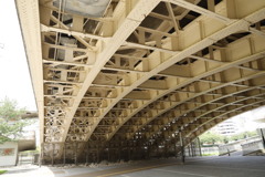 大阪中之島公園薔薇園にて橋の裏