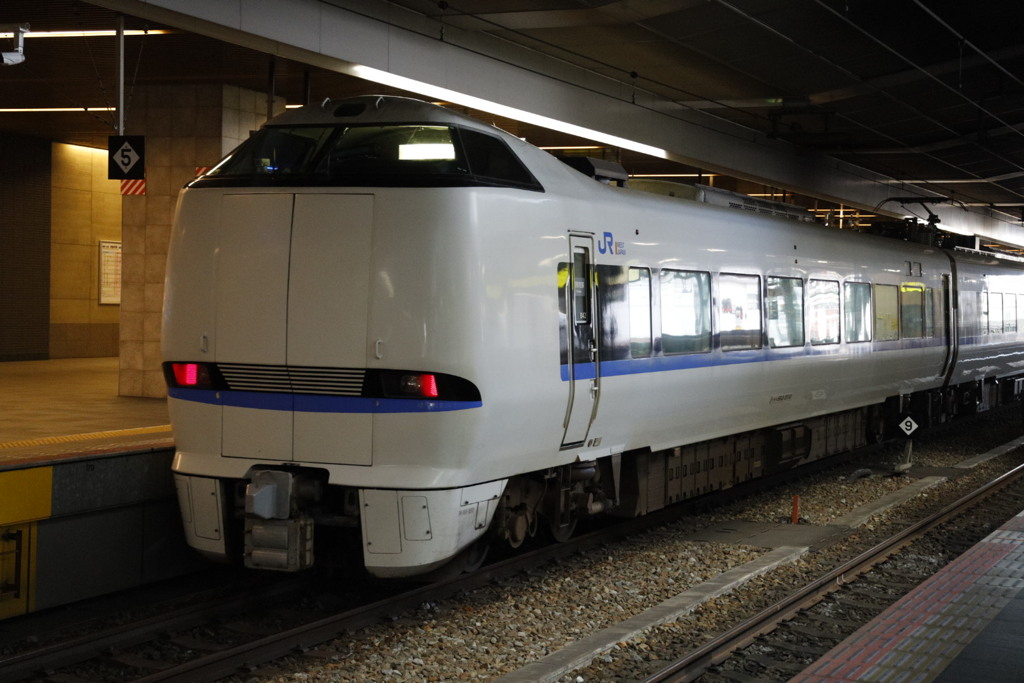 JR大阪駅9番ホームサンダーバード