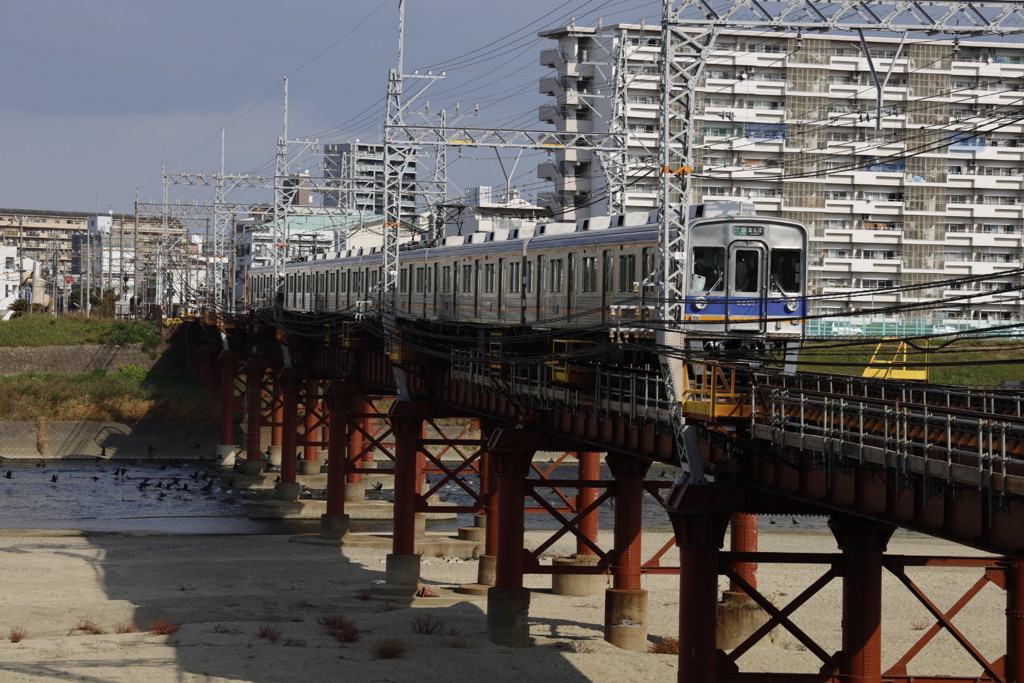 南海電車高野線浅香山駅付近大和川にて