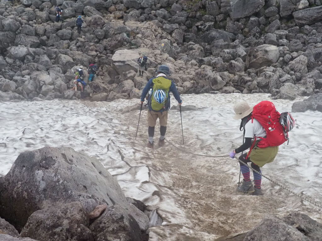 『白馬乗鞍・雪渓を渡る』
