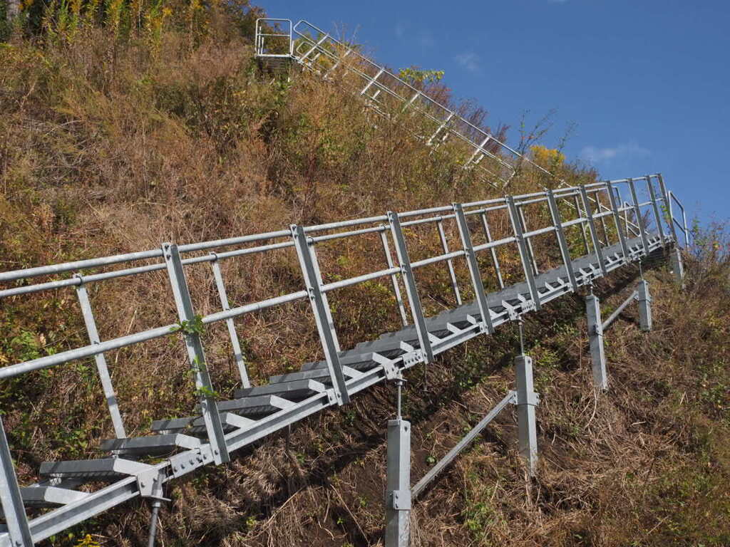 『里山の登山口』