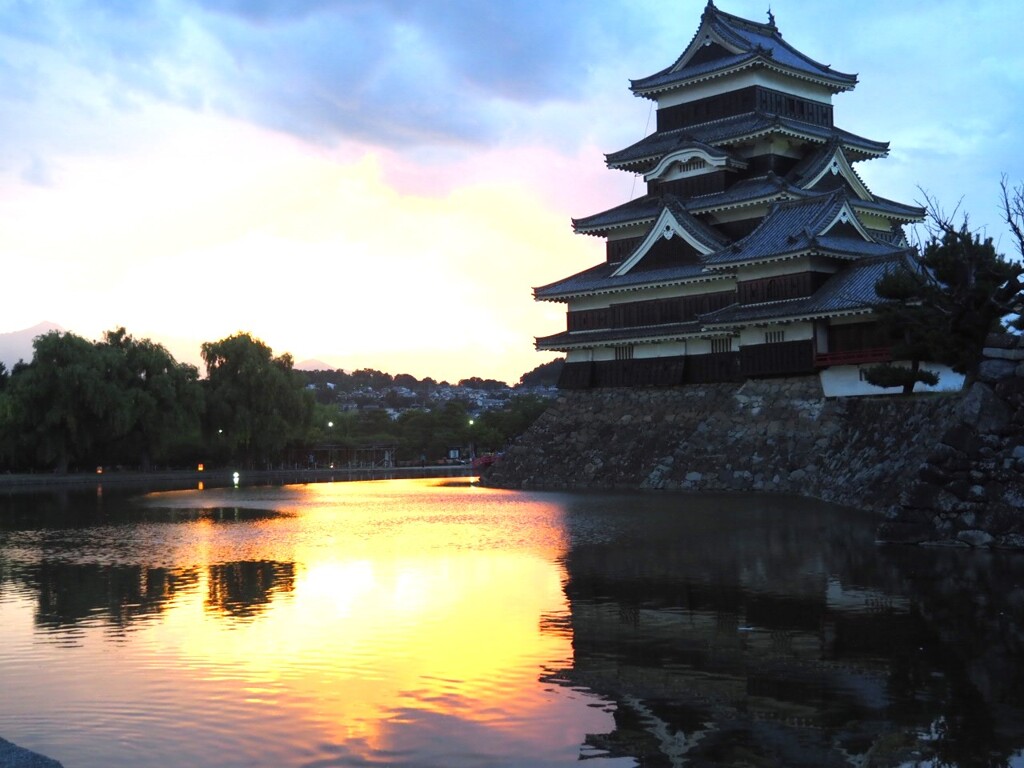 『落陽の松本城』