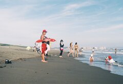 海を見守る人