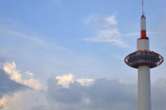 夏空の京都タワー　。。。！