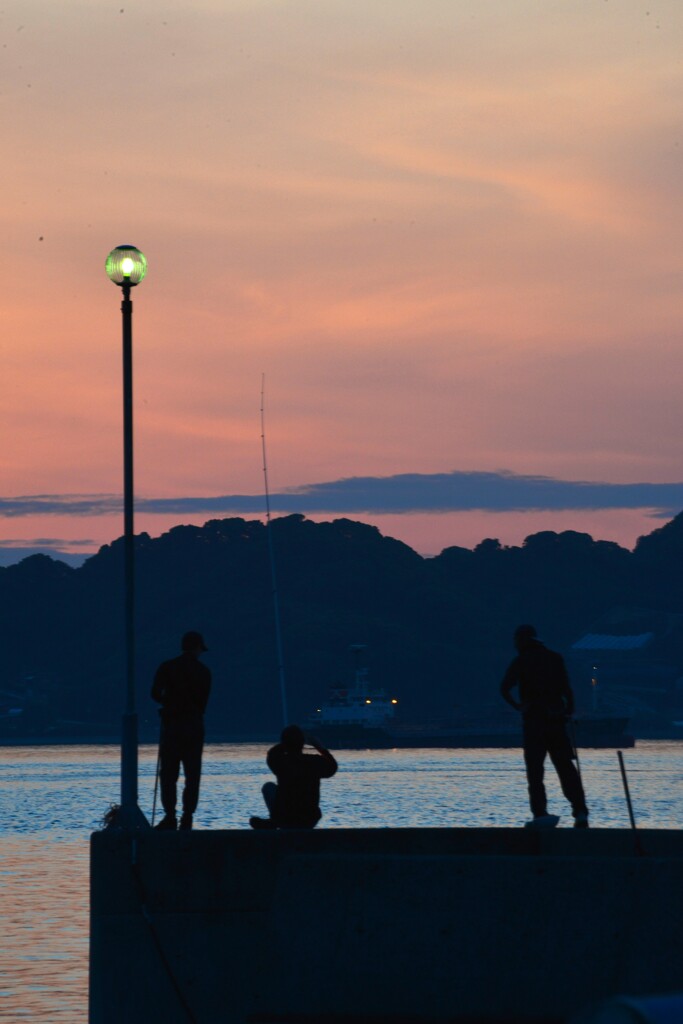 夕暮れの釣り人たち。。。！