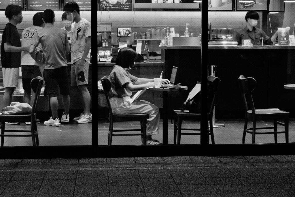 夜更けのカフェテリア　②　。。。！