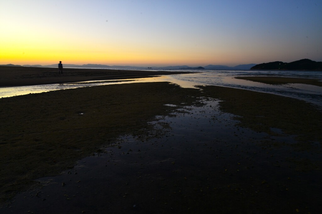 夕暮れの河口に手　①。。。！