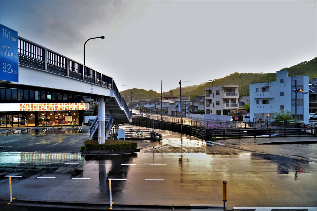 雨の歩道橋　③。。。！