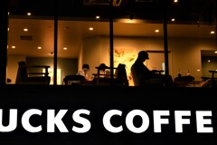 夜更けのカフェテリア　①　。。。！