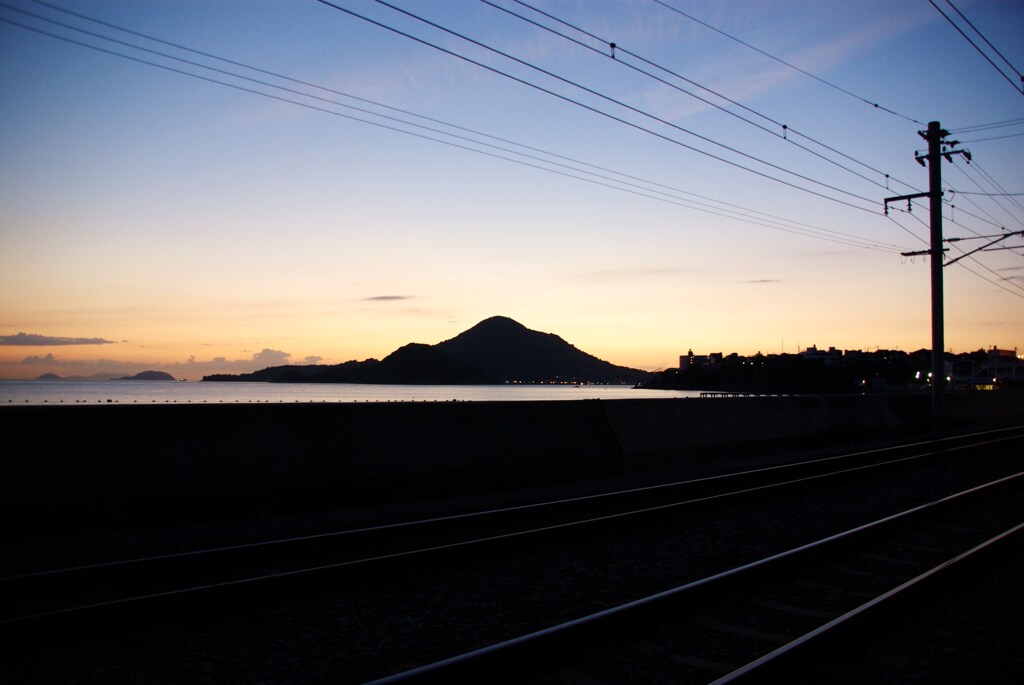 海岸通りからつずく線路沿い。。。！