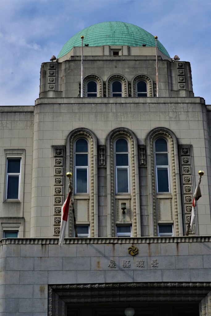 重厚な県庁本館。。。！