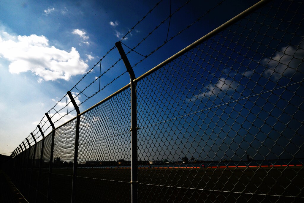フェンス越しの空　①。。。！