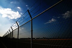 フェンス越しの空　①。。。！