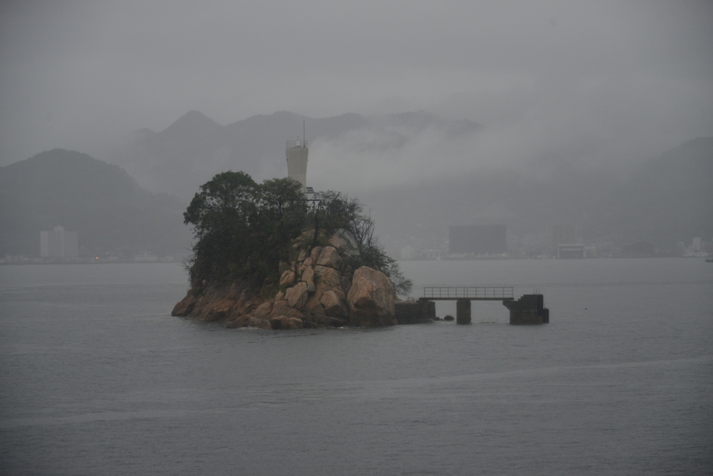 煙る中の小島。。。！