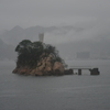 煙る中の小島。。。！