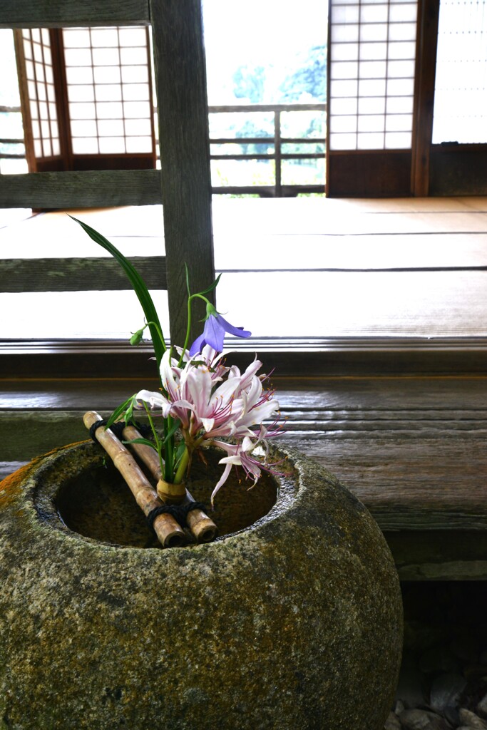 臥龍山荘の手水鉢　➂。。。！
