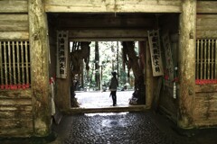 山に抱かれた山門　④。。。！