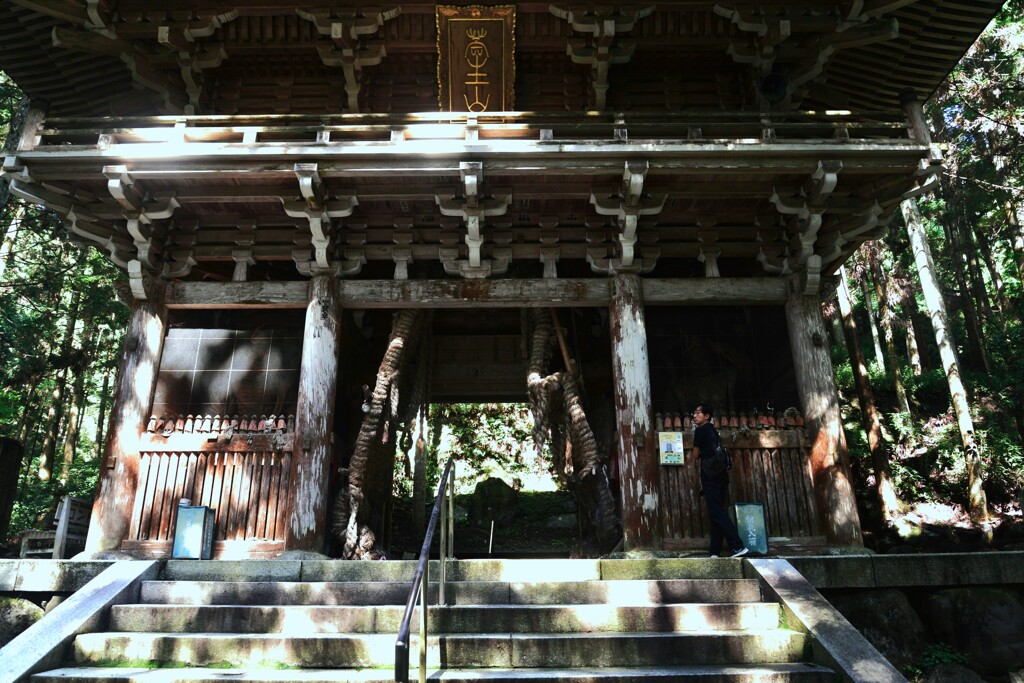 山に抱かれた山門　①。。。！