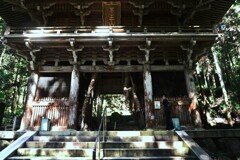 山に抱かれた山門　①。。。！