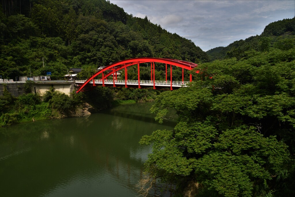 湖畔に架かるアーチ橋　①。。。！