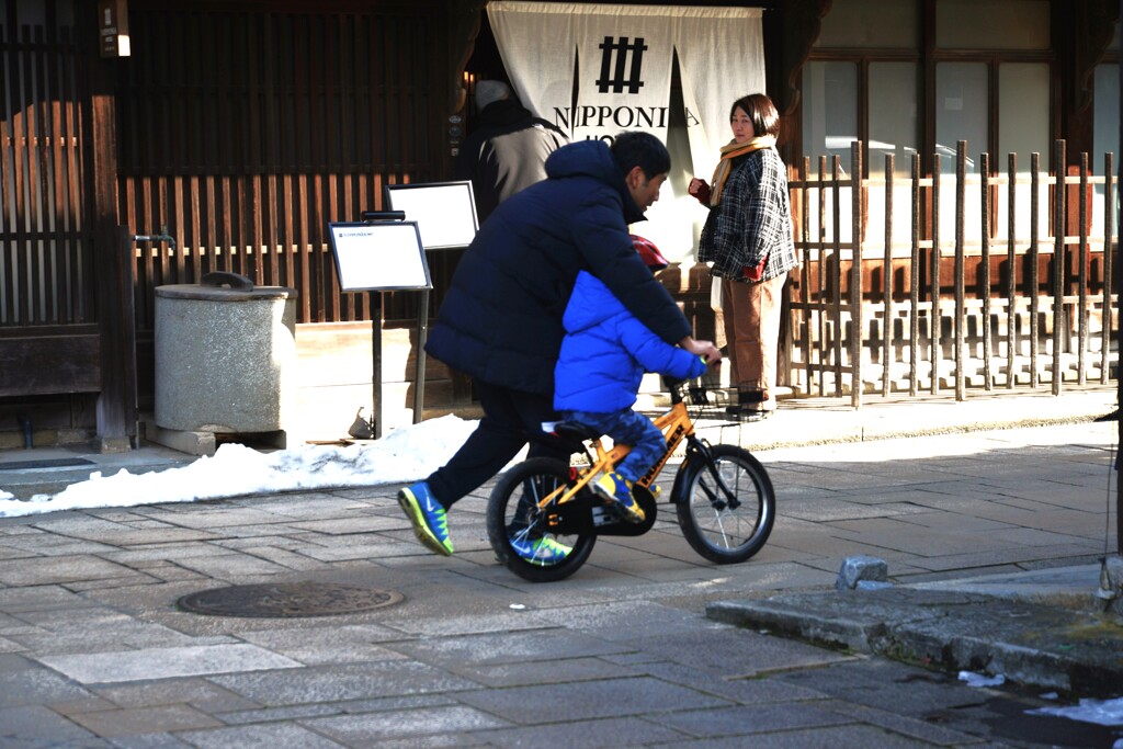 雪の残る町並を歩く　⑦。。。！