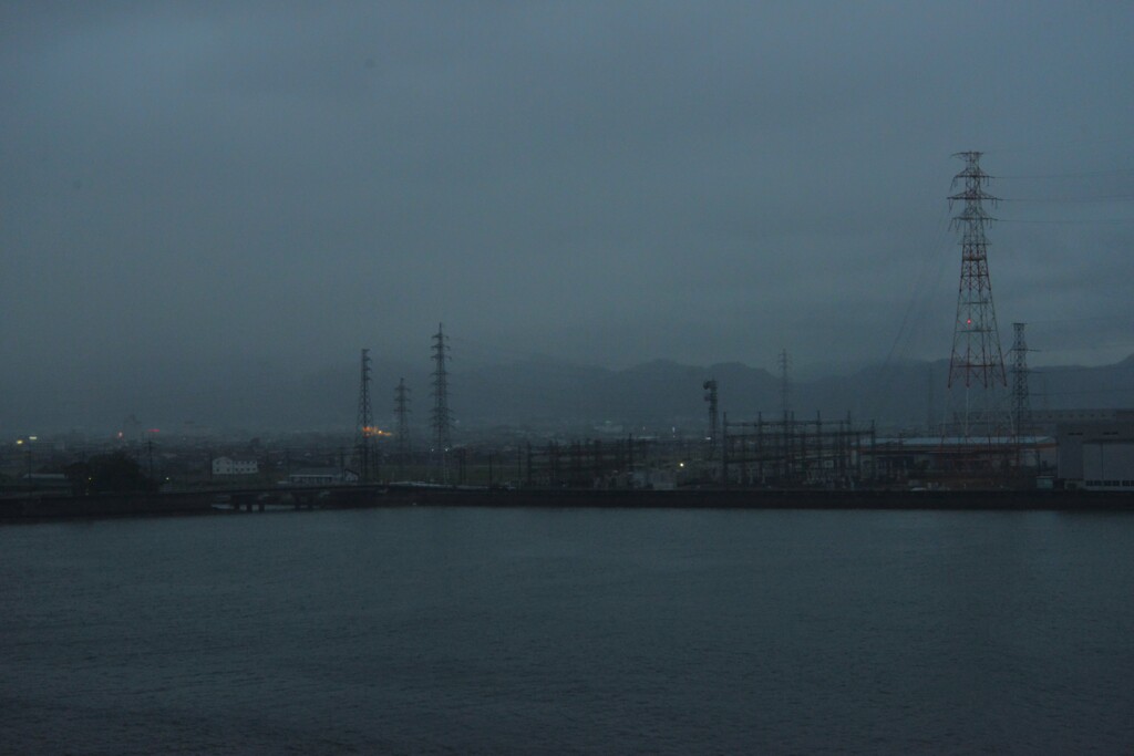 冷たい雨にけむる朝　②。。。！