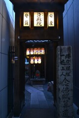 ビルの隙間の異世界へ　①。。。！