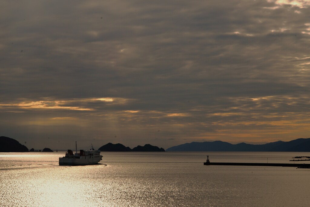 汽笛ひびかせ金色の海へ　。。。！