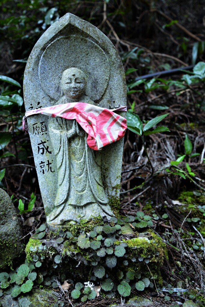 野仏の抱擁。。。！