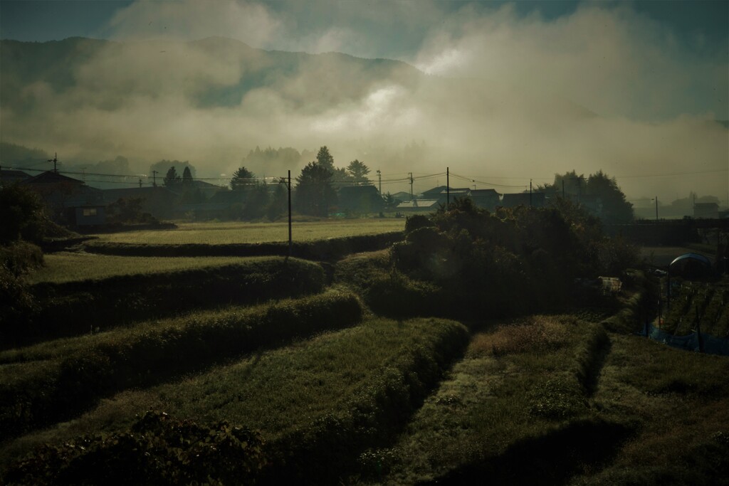 朝霧の山村風景。。。！