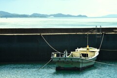 美しいアーチ橋と漁船　②。。。！