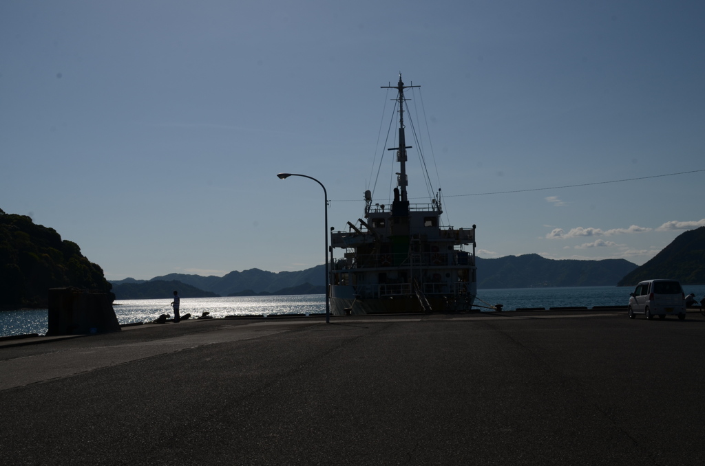 島に積荷を下す貨物船。。。！