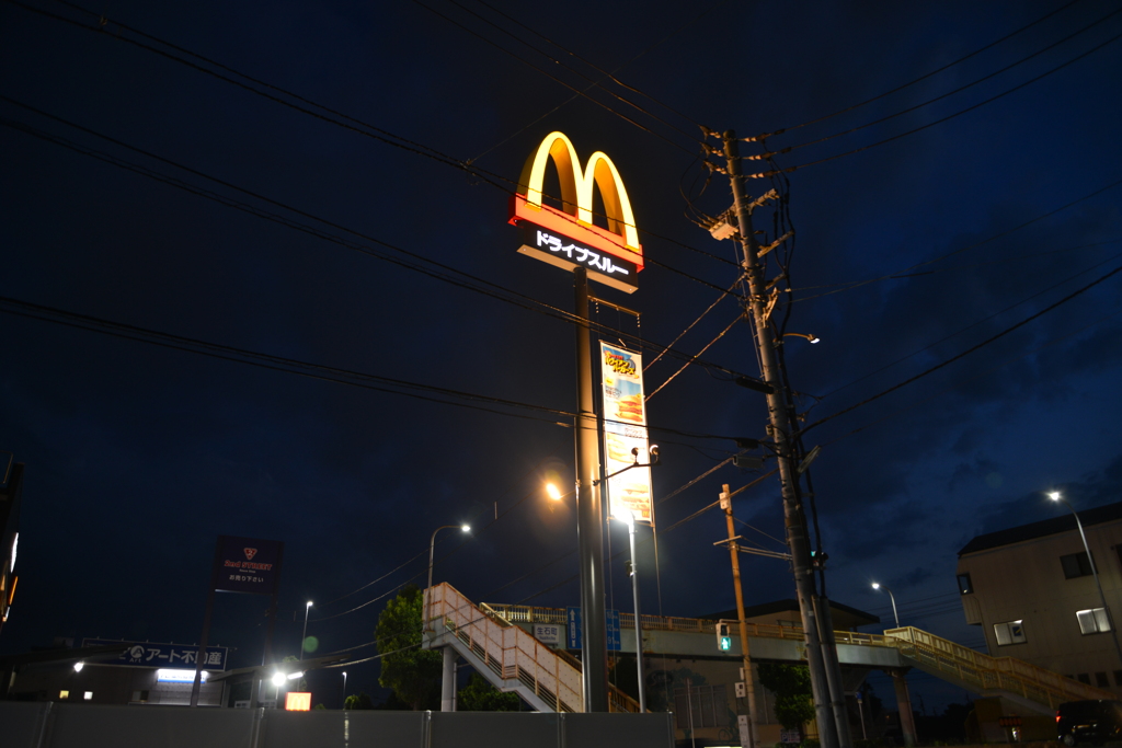 夕暮れ通りのマクド　➂。。。！