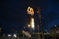 夕暮れ通りのマクド　➂。。。！