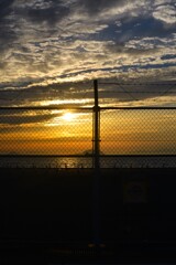 フェンスの向うの夕暮れ　②。。。！